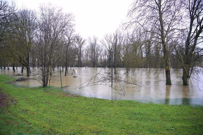 El nivel de las aguas suben en Atetxuko por las intensas lluvias caídas en Álava