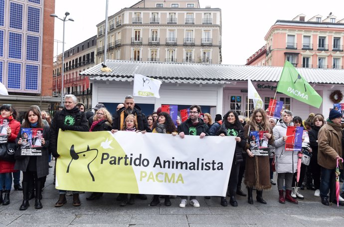 Varias personas del partido animalista PACMA se manifiestan en Madrid, a 8 de enero de 2023