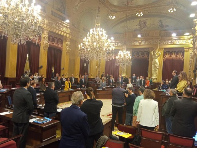 Minuto de silencio en recuerdo de Jeroni Albertí en el Parlament balear