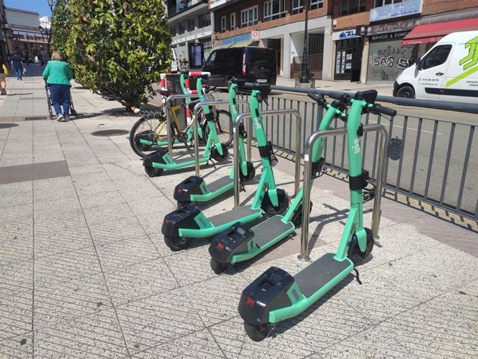 Archivo - Patinetes de alquiler en Oviedo