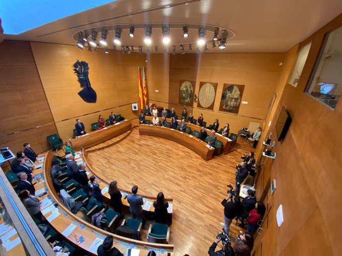 Imagen del minuto de silencio guardado este martes al inicio del pleno del Ayuntamiento de València en memoria de las víctimas del incendio de Campanar.