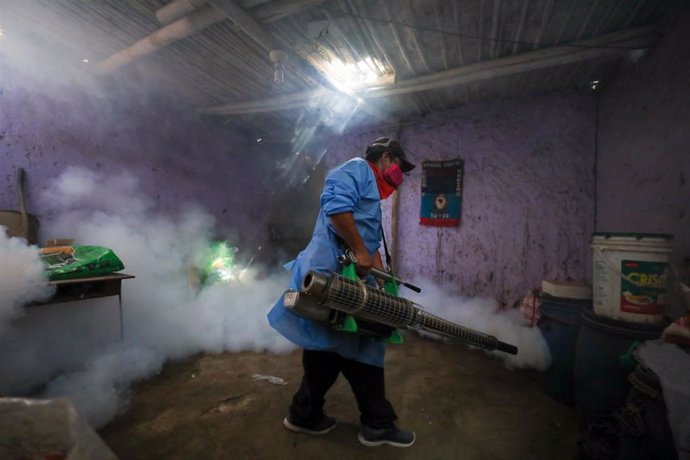 Campaña de fumigación frente al dengue en Perú