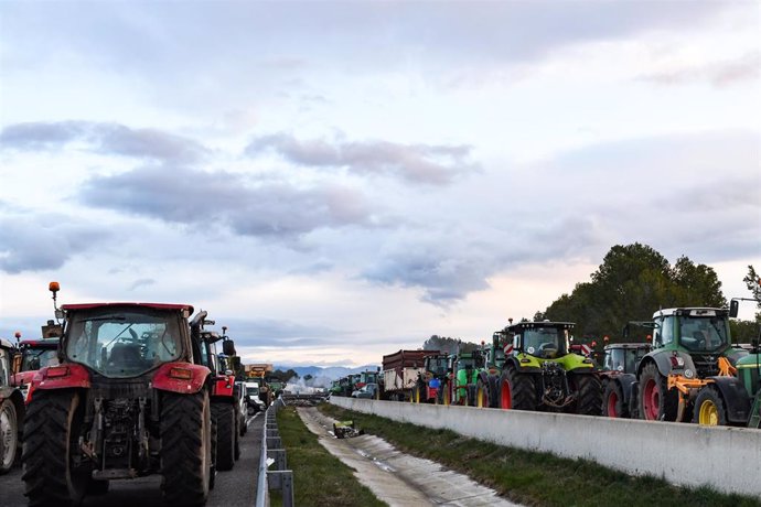Agricultores con sus tractores cortan la AP-7 a la altura de Pontós,  a 27 de febrero de 2024, en Pontós, Girona, Catalunya (España)