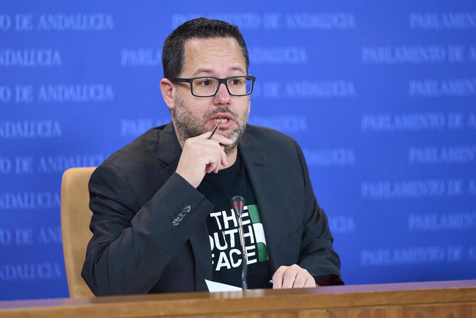 El portavoz del Grupo Mixto-AdelanteAndalucía, José Ignacio García, durante la ronda de ruedas de prensa de portavoces de los grupos parlamentarios en el Parlamento de Andalucía, a 27 de febrero de 2024 en Sevilla (Andalucía, España). Los portavoces de 