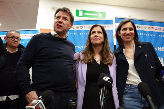 Alessandra Todde, vencedora de las elecciones en Cerdeña, rodeada de los líderes del Movimiento 5 Estrellas y el Partido Democrático