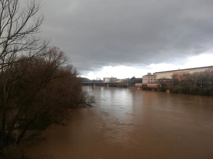 El río Ebro, en estos momentos, a su paso por Logroño