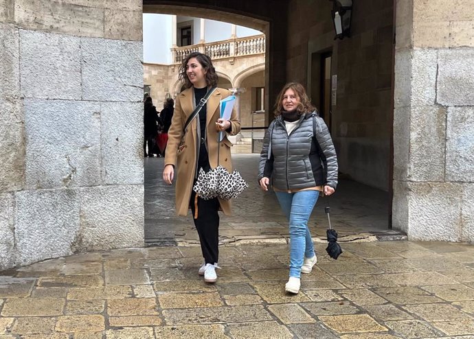 La exalcaldesa de Petra, Caterina Mas, saliendo de la Audiencia junto a su abogada, Laura Vallés