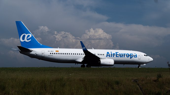 Un avión de la compañía Air Europa, a su llegada al Aeropuerto de Alvedro, a 4 de noviembre de 2023, en A Coruña, Galicia (España).