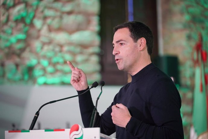 El candidato del PNV a Lehendakari, Imanol Pradales, interviene durante un acto del PNV, en el Palacio de Villa Suso, a 24 de febrero de 2024, en Vitoria-Gasteiz, Álava