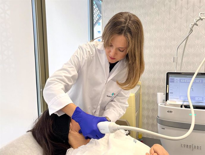 La especialista en Medicina Estética del Hospital Quirónsalud Córdoba, María José Espiñeira, aplica a una paciente el tratamiento de radiofrecuencia de última generación para mejorar la calidad de la piel.