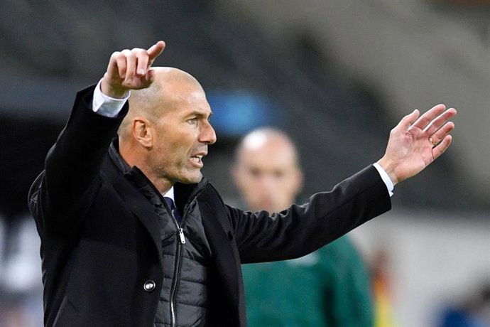Archivo - FILED - 27 October 2020, North Rhine-Westphalia, Moenchengladbach: Zinedine Zidane, then Real Madrid coach, stands on the touchline during the UEFA Champions League Group B soccer match between Borussia Moenchengladbach and Real Madrid at the Bo