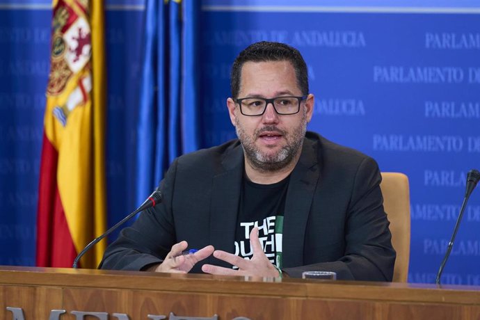 El portavoz del Grupo Mixto-AdelanteAndalucía, José Ignacio García, durante la ronda de ruedas de prensa de portavoces de los grupos parlamentarios en el Parlamento de Andalucía, a 27 de febrero de 2024 en Sevilla (Andalucía, España). Los portavoces de lo