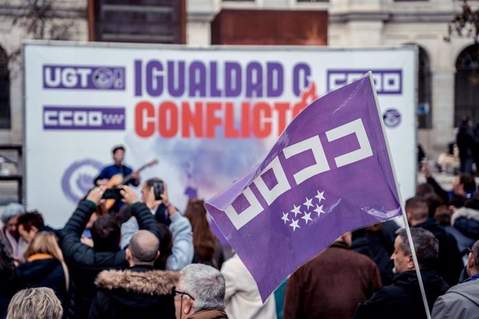 Archivo - Una mujer toca música durante una concentración reivindicativa convocada por los sindicatos UGT y CCOO con motivo del 8M, en la plaza del Museo Reina Sofía, a 8 de marzo de 2023, en Madrid (España). 
