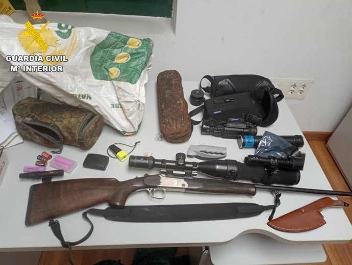 Detenidos dos cazadores furtivos con un rifle con silenciador y una cabeza de muflón en Candeleda (Ávila).