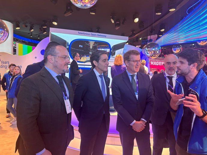 El presidente del PP catalán, Alejandro Fernández, junto al presidente de Telefónica, José María Álvarez-Pallete; el presidente del PP, Alberto Núñez Feijóo, y el líder municipal del PP en Barcelona, Daniel Sirera, en el MWC.