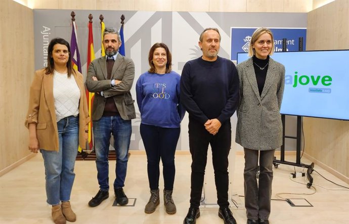 Los técnicos de los servicios de Juventud, Elisabet Palau, Aina Martorell y Joan Pérez, junto al director general de Educación, José María Noguera, y la regidora de Juventud, Lourdes Roca, durante la presentación de la memoria del área.