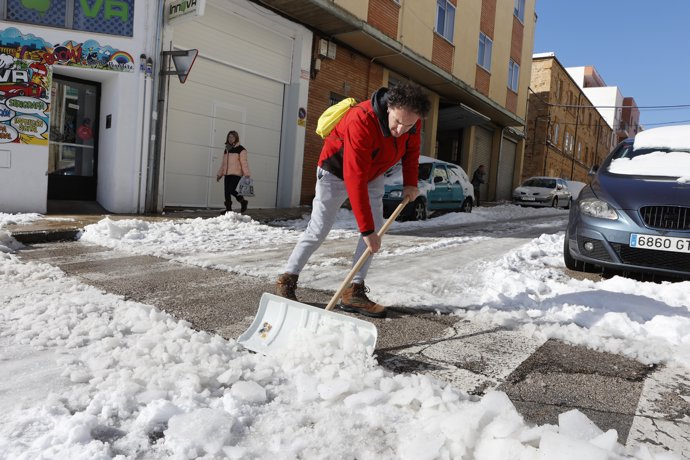 Una personas limpia las calles de nieve, a 20 de enero de 2024, en Soria, Castilla y León (España)