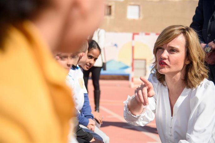 Archivo - La ministra de Educación y Formación Profesional, Pilar Alegría, con varios alumnos del colegio durante su visita al CEIP Félix Rodríguez de la Fuente