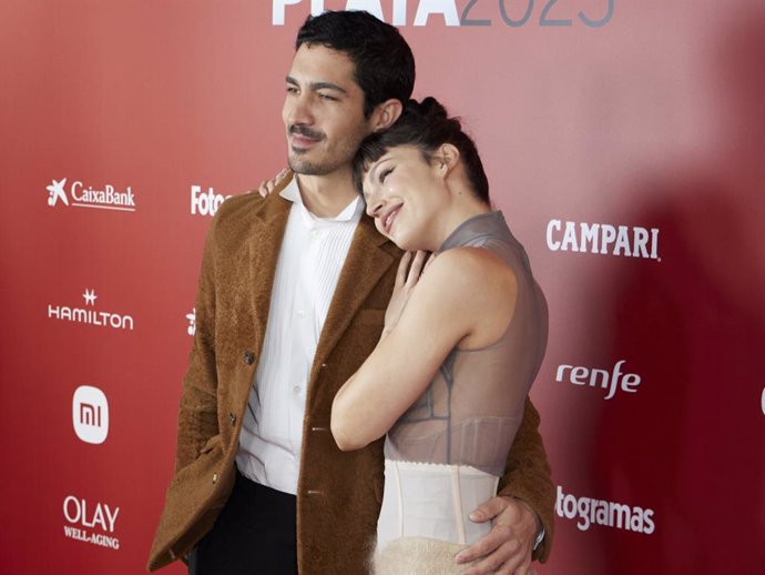 Ursula Corberó y Chino Darín, posando de lo más acaramelados en el photocall de los Premios Fotogramas de Plata