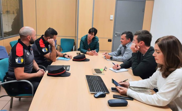 La consejera de Medio Natural del Cabildo de Tenerife, Blanca Pérez, en una reunión con la Policía Canaria para mejorar la vigilancia de pistas y senderos