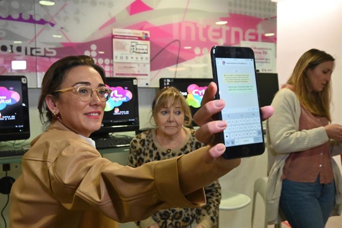 La consejera de Movilidad y Transformación Digital, María González Corral, durante su visita al Espacio CyL Digital de Valladolid