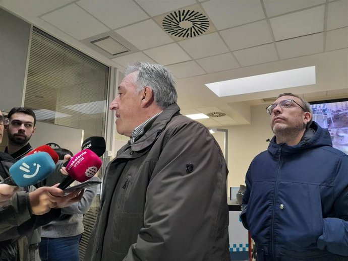 El alcalde de Pamplona, Joseba Asiron, atiende a los medios de comunicación