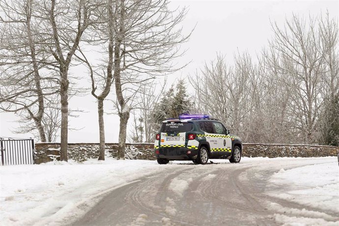 Un vehículo de la Guardia Civil en un camino nevado, a 23 de febrero de 2024, en Pedrafita do Cebreiro, Lugo, Galicia (España). Ayer llegó a la península un frente activo procedente de Islandia, que ha hecho que las temperaturas vuelvan a quedar bajo cero
