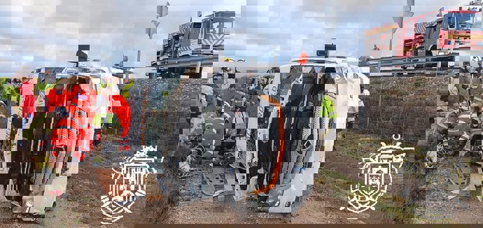 Imagen del microbús que ha volcado en Madrigalejo del Monte.