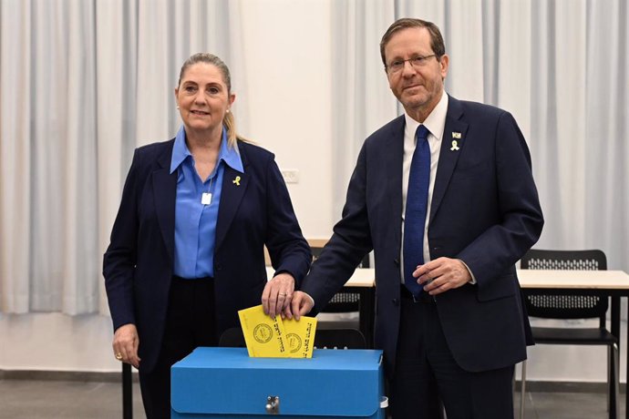 El presidente de Israel, Isaac Herzog (d), vota en Jerusalén junto a su esposa, Michal, en el marco de las elecciones municipales