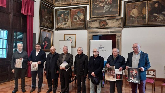 El obispo de Mallorca, Sebastià Taltavull, junto con representantes de las cofradías de la isla, en la presentanción de la Semana Santa.