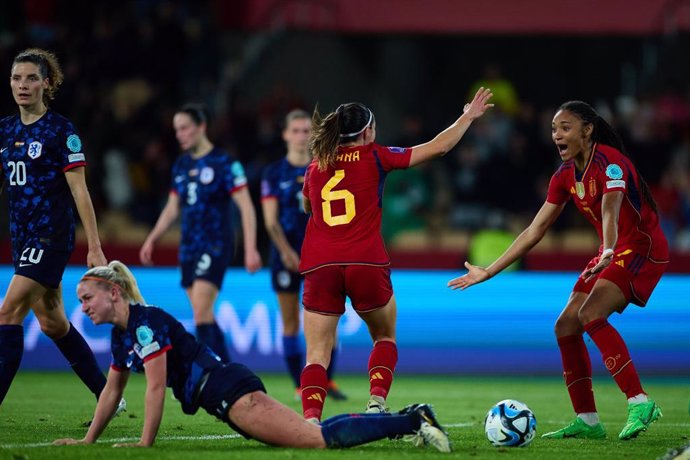 Aitana Bonmatí celebra con Salma Paralluelo el 2-0 ante Países Bajos en la Liga de Naciones 2023-2024