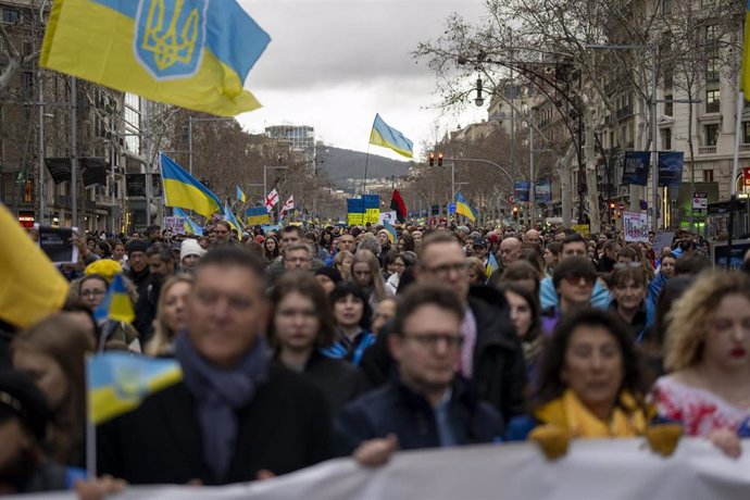 Decenas de personas durante la manifestación en contra de la invasión armada rusa en Ucrania, a 24 de febrero de 2024, en Barcelona, Catalunya (España). 