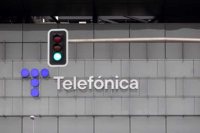 Archivo - Un semáforo en verde frente a la sede de Telefónica, a 28 de noviembre de 2023, en Madrid (España). Telefónica ha trasladado a los sindicatos mayoritarios (UGT, CCOO y Sumados-Fetico) la propuesta de aplicar un Expediente de Regulación de Empleo