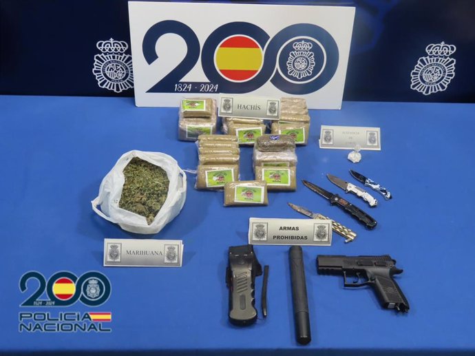 Sustancias estupefacientes, armas y herramientas intervenidas al detenido por vender droga en el  barrio de Puente Jardín, en Valladolid.