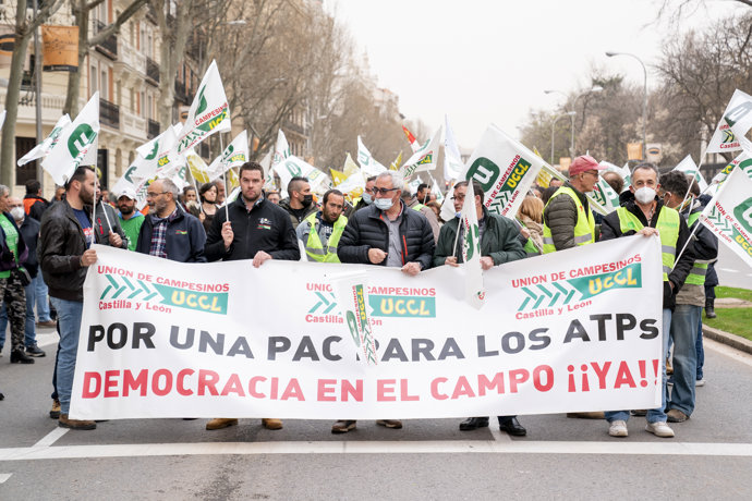 Manifestantes de la Unión de Campesinos de Castilla y León (UCCL) sostienen una pancarta durante la manifestación agraria celebrada en Madrid frente al Ministerio de Agricultura, Pesca y Alimentación, a 15 de marzo de 2022