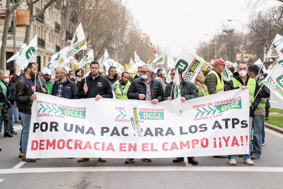Manifestantes de la Unión de Campesinos de Castilla y León (UCCL) sostienen una pancarta durante la manifestación agraria celebrada en Madrid frente al Ministerio de Agricultura, Pesca y Alimentación, a 15 de marzo de 2022