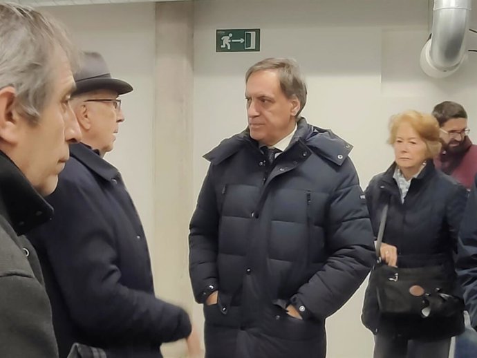 El alcalde de Salamanca, Carlos García Carbayo (c), en su visita a la lonja y el atrio de la Catedral