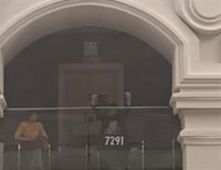 Expulsan a un familiar de un residente en Cibeles entre gritos y con una camiseta con número de fallecidos en pandemia