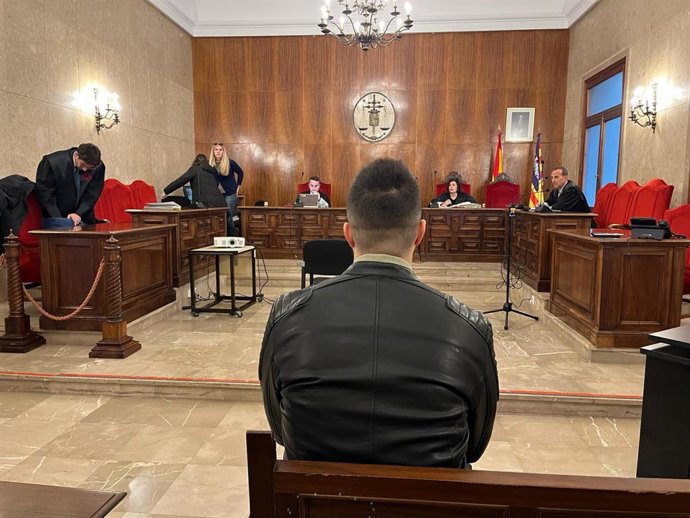 El educador acusado de abusos a una menor, sentado en el banquillo al inicio del juicio en la Audiencia Provincial.