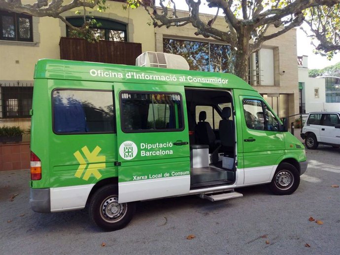 Una unidad móvil de información al consumidor en Argentona (Barcelona).