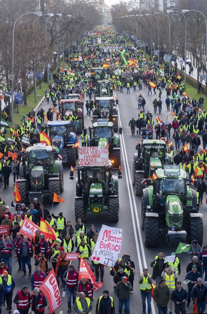 La manifestación de agricultores y tractores en el Paseo de la Castellana, continúa su marcha hacia la Oficina de la Comisión Europea en Madrid, 26 de febrero de 2024, en Madrid (España). Un centenar de tractores y miles de agricultores, convocados por la