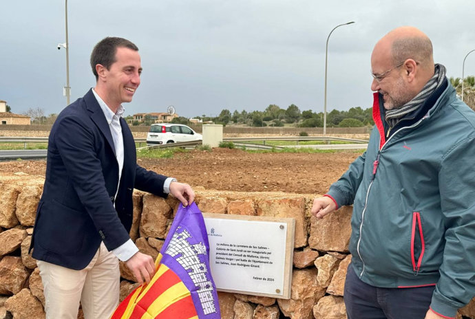 El presidente del Consell de Mallorca, Lloren Galmés, inaugura la reforma de la carretera de ses Salines en la Colnia de Sant Jordi.