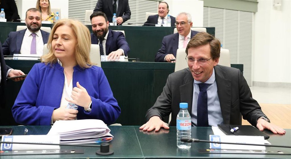 En la primera fila, la vicealcaldesa de Madrid, Inmaculada Sanz; y el alcalde de Madrid, José Luis Martínez-Almeida; durante un pleno en el Ayuntamiento de Madrid, en el Palacio de Cibeles