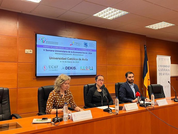 María Paz Muñoz, vicedecana de la Facultad de Ciencias Sociales y Jurídicas; Javier Jorge Vázquez, investigador principal del Grupo DEKIS y Noelia Muñoz, investigadora principal del grupo ESODS