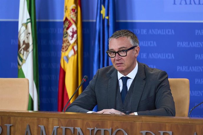 El portavoz del Grupo Parlamentario Vox, Manuel Gavira, durante la ronda de ruedas de prensa de portavoces de los grupos parlamentarios en el Parlamento de Andalucía, a 27 de febrero de 2024 en Sevilla (Andalucía, España). Los portavoces de los grupos p