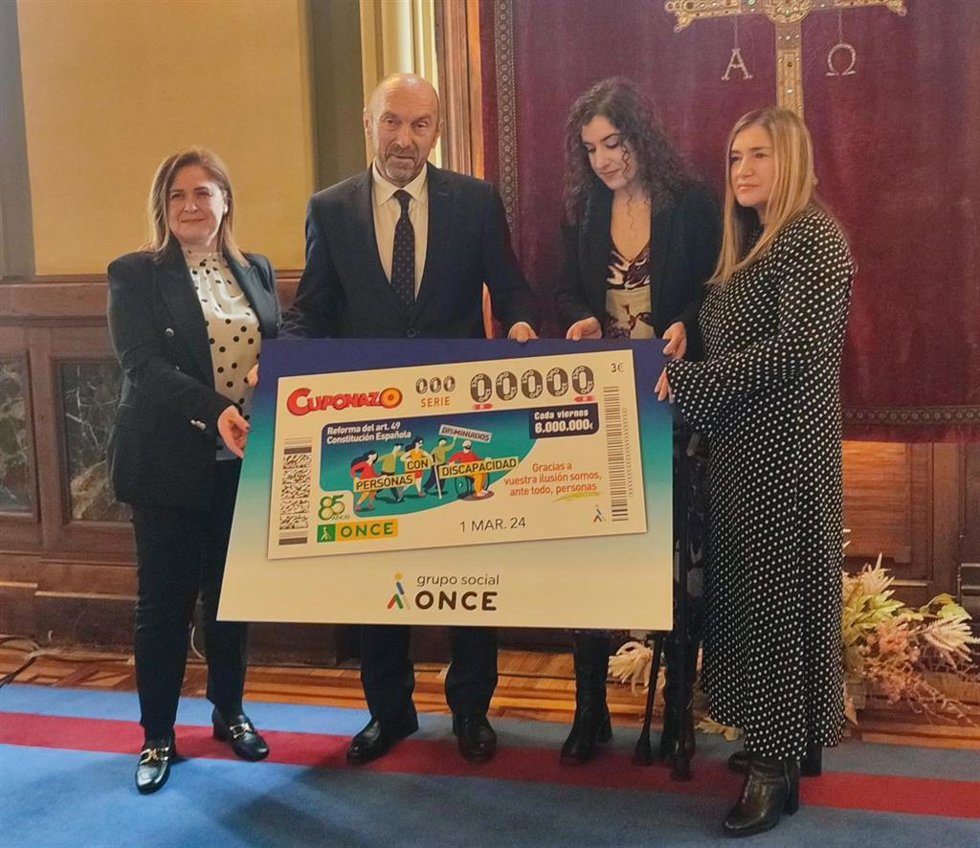 El presidente de la Junta, Juan Cofiño; Yobanka Cuervo, delegada de la ONCE en Asturias; Marta Malgor, presidenta del Consejo Territorial de la ONCE en Asturias, y Mónica Oviedo, vicepresidenta de CERMI Asturias presentan el cupón del 1 de marzo.