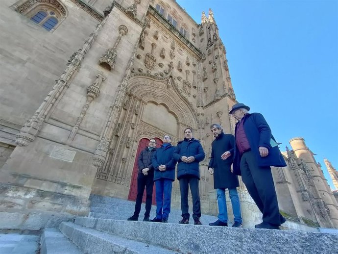 El alcalde de Salamanca, Carlos García Carbayo (c), en el atrio reformado de la Catedral de la ciudad