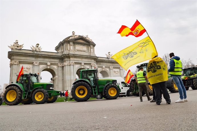Agricultores cortan el paso en la Puerta de Alcalá durante la decimosexta jornada de protestas de los tractores en las carreteras españolas,  