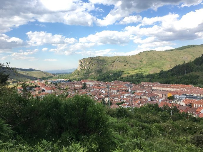 Archivo - Vista panorámica de la villa de Ezcaray