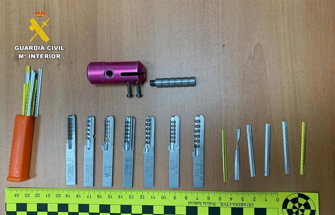 Objetos aprehendidos por la Guardia Civil tras detener a tres personas por el robo de una vivienda en La Herrera.